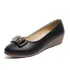 Sapatos de trabalho plataforma com salto almofadado branco, antiderrapantes, sola macia, bico redondo, sapatos rasos confortáveis, sapatos de mãe, sapatos para todas as estações para meia-idade e idosos