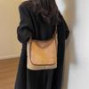 Bolso de mano para mujer, súper popular, de gran capacidad, con solapa y costuras de felpa, estilo Mori, bandolera de hombro, otoño, 2023