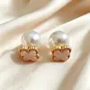 Pendientes de botón de trébol de la suerte de doble cara estilo Ins nácar lujo ligero diseño de nicho sentido de diseño pendientes de perla versátiles para el uso diario