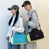 Bolsa Fitness para Casal Estilo Coreano Color Block Tendência Moda Nylon Versátil de Mão Bolsa para Natação Portátil para Deslocamento Bolsa para Treino de Natação