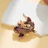 Broche Festivo de Ano Novo com um Toque Luxuoso e de Alta Qualidade, Feito de Liga Metálica com Diamantes em Formato de Peixe, um Acessório de Roupa