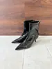 []Chegada Nova Outono/Inverno 2026 Bico Fino Salto Agulha Estilo Europeu e Americano Temperamento Feminino Botas de Cano Curto com Patchwork de Couro Patente Moda