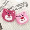 Acessórios Urso Morango Desenho Animado Planta Animal Boneca de Algodão Roupas Broche Acessórios Pingente DIY Segurando Flores