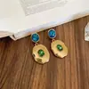 Pendientes colgantes ovalados superbrillantes y tachonados de diamantes, un collar lujoso y elegante, un conjunto de joyería minimalista y versátil