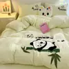 Conjunto de quatro peças com bordado de toalha com estampa de desenho animado, lençol de cama e capa de edredom de algodão lavado, conjunto de três peças para dormitório estudantil, lençol com elástico e conjunto de capa de edredom