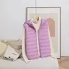 2025 Nuevo en Stock Chaleco Ligero con Capucha de Plumas para Mujer Patrón Ondulado Chaleco de Plumas sin Mangas Forro