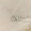Brincos de Broche de Flor de Metal Minimalistas para Mulheres, Design de Nicho, Brincos Longos, Tendência de Brincos Versáteis de Temperamento de Luxo Leve