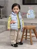 Roupa de inverno para meninos: colete de plumas estiloso, calça cargo jeans da moda e camiseta básica de cor sólida conjunto de três peças