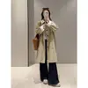 100% algodão! Trench coat outonal, de corte solto, oversized, com mangas amplas, gola alta e design de abotoamento simples com múltiplos botões