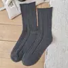 Calcetines minimalistas de estilo Miu hasta la pantorrilla para mujer, con rayas verticales, colores lisos, puños elásticos, diseño de punta sin costuras y disponibles en múltiples colores.. Directo de fábrica, listo para enviar