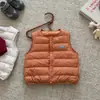 Colete de Penas Outono/Inverno para Bebês e Crianças Pequenas Jaqueta Sem Mangas com Estampa de Desenho 2026 Novo Colete Leve de Penas para Bebê Conjunto de Três Peças
