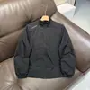 Chaqueta exterior ligera, cortavientos e impermeable con cuello alto, diseñada para abrigar en otoño e invierno.. 13675
