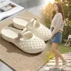 Nuevas pantuflas cerradas antideslizantes de suela plana para madres de mediana edad, pantuflas perforadas de suela plana de cuero sintético para que las mujeres las usen afuera