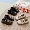 Sapatos pretos de couro para meninas, sapatos infantis para primavera e outono de 2026, sapatos de princesa para meninas, mocassins versáteis para bebês e crianças pequenas