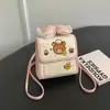 Linda mochila de oso de dibujos animados para mujer, nuevo estilo 2026, diseño simple, adecuada para estudiantes y personas que van al trabajo, mini mochila con un lazo