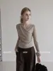 Camiseta de manga larga con cuello en V cruzado y color avena estilo francés AUDIST para mujer, colección otoño 2026, adecuada tanto para llevar sola como debajo de otra prenda, top elegante