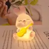 Nuevo Adorno de Conejo de Guitarra de Vinilo Luz Nocturna Regalo de Cumpleaños Muñeca Decoración Accesorio Accesorio para Coche Caja Sorpresa Juguete de Moda