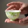 Taza maestra de cerámica de peonía pintada a mano Miyan para mujer, taza de té con forma de flor de pie alto, taza fresca y elegante para degustación de té, taza para beber té, juego de té
