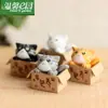 Paisaje en miniatura, creativo y lindo, buscando un mecenas para una colección privada de figuritas de gatos, muñecos de animales, accesorios decorativos DIY y pequeños adornos
