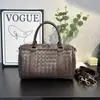 Bolsa de Almofada Trançada de Couro Genuíno de Nicho Bolsa Transversal Portátil de Luxo Leve Bolsa Boston Versátil para Viagem e Uso Diário para Mulheres