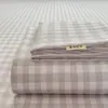 2026 Novo Estilo Liso Tecido Grosso Xadrez Lençol de Cama Tapete Refrescante Macio Lençol de Cama Fronha Conjunto de Três Peças Nova Textura de Areia Fina Atualizada