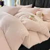 Juego de ropa de cama de cuatro piezas de terciopelo de leche con estampado de corazones rosas para otoño e invierno, que incluye una funda de edredón gruesa y cálida y un juego de sábanas de tres piezas