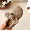 Sapatos de Algodão com Bolinhas e Laço para Meninas 2026 Novidade Outono/Inverno Com Pelúcia Quente Sapatos de Chão para Interior Sapatos Peludos para Bebês e Crianças Pequenas