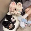 Chinelos de Algodão Fechados Versáteis da Moda para Mulheres, Chinelos de Algodão Fechados Fofos com Desenhos para Mulheres, Adequados para Uso Externo, Novo Modelo Outono e Inverno 2025
