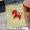 Broche de Cavalo do Zodíaco Vermelho para o Ano de Nascimento, um Alfinete de Luxo que Atrai Riqueza, Acessório de Broche Unissex