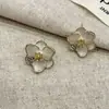 2025 novos brincos de flor simples e doces de alto padrão, brincos de temperamento, moda, luxo, brincos Joker, brincos atacado