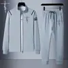 Nuevo Traje Deportivo Casual de Dos Piezas para Pareja Primavera y Otoño en Stock Conjunto de Sudadera y Pantalón de Chándal de Color Sólido y Estampado de Venta Caliente Europea y Americana