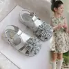 Sandalias Niña Fuegos Artificiales 2026 Verano Nuevas Punta Cerrada Huecas Transpirables Suela Plana Transpirables Cómodas Antideslizantes Bebé Playa