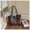 Bolsa de palha trançada transfronteiriça para mulheres 2026 bolsa de ombro sob o braço mais vendida, bolsa de mão versátil de luxo leve e fashion de grande capacidade