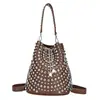 Versión Coreana Bolso Cubo con Tachuelas de Nicho para Mujer 2025 Invierno Nuevo Bolso de Hombro Cruzado Elegante de Alta Gama
