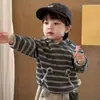 Conjunto de outono para bebê com mangas compridas, apresentando um moletom com capuz listrado fofo e calças casuais versáteis estilo coreano, um conjunto de duas peças para meninos