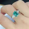 Anillo de moissanita verde corte esmeralda forma especial de tres piedras para mujer anillo mosant precio de mayorista