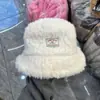 Sombrero de Pescador de Felpa de Invierno para Mujer 2025 Nuevo Versátil de Gama Alta con Forro de Lana Protección para las Orejas Circunferencia de Cabeza Grande Sombrero de Cubo Cálido