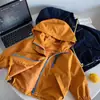 Jaquetas Infantis 2026 Primavera Meninos Tendência Cool com Capuz Corta-Vento Bebê Criança Estilosas Jaquetas para Exterior Meninas Fashion