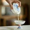 Estilo Dinastía Tang y Song Arcilla de Jade Porcelana Azul y Blanca Peonía Elegante Cerámica para el Hogar Gaiwan Juego de Té Kung Fu Taza de Té Gaiwan de Pared Delgada