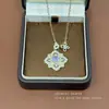 Novo Colar Estilo Chinês Flor de Trevo de Quatro Folhas Dourado Escovado Moda Feminina Elegante Corrente de Suéter de Alto Padrão Estilo Nicho de Luxo Leve