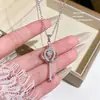 Collar con colgante dinámico de llave hueca romántica europeo y americano para mujer, microincrustado con diamantes, cadena de clavícula de nicho de lujo ligero, regalo para el Festival Qixi