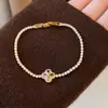 Pulsera con Cierre de Broche Colgante Flor de Circonita Super Brillante Lujo Ligero Estilo de Corte Retro Joyería de Mano Exquisita