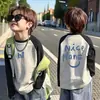 Camiseta de manga larga raglán de algodón puro para niños, nuevo estilo primavera/otoño con estampado color block, moderna y única, adecuada para niños de talla mediana y grande como capa base.