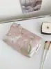Nova Bolsa de Maquiagem Bordada com Flores Frescas Nova Bolsa Portátil de Grande Capacidade para Armazenamento de Cuidados com a Pele Bolsa de Higiene Pessoal para Viagem