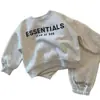Conjunto para niños y niñas con forro polar, nueva colección otoño/invierno 2026, con estampados de letras, sudadera de cuello redondo y pantalones de chándal, un conjunto de dos piezas moderno para bebés
