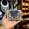Productos culturales y creativos al por mayor de la Aldea Miao Qianhuhu de Guizhou: Imanes de nevera con corona Miao, tocados Miao, imanes de nevera tie-dye, imanes de nevera con bordado Miao