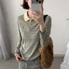 Suéter de tricô com gola polo de cor contrastante e bordado listrado para mulheres, novo estilo primavera e outono 2026, modelagem solta, que reduz a idade, afina o corpo, top suéter