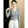 Suéter de punto gris para mujer con cuello en V y manga larga, nuevo estilo para principios de otoño de 2026, extremadamente elegante, top fino ajustado