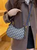 Bolsa de Ombro Transversal Bordada com Meia-Lua Moda Transfronteiriça Novo Estilo Carta Grande Capacidade Bolsa de Mão Europeia e Americana Retrô