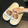 Pantuflas de suela gruesa verano casa mujeres baño pareja interior resistente al desgaste antideslizantes flores para zapatos DIY sandalias de moda de dibujos animados